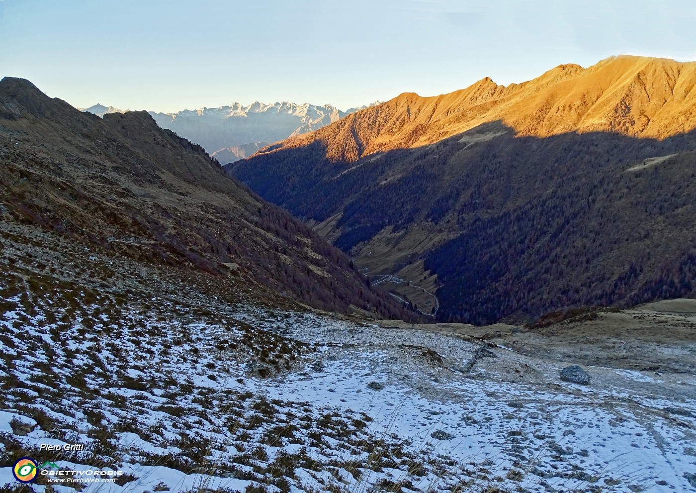 76 Dal Passo di Tartano vista sulla Valle Lunga.JPG -                                